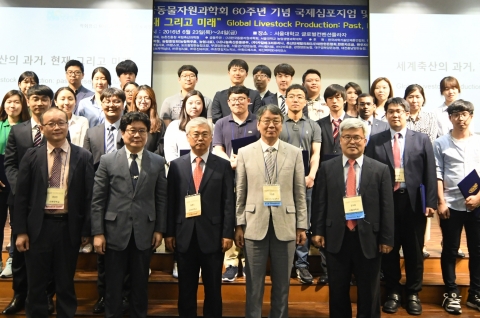 건국대학교 동물생명과학대학 동물자원과학과 학생들이 세계 축산의 과거, 현재 그리고 미래를 주제로 열린 한국동물자원과학회 창립 60주년기념 국제심포지엄 및 학술발표회에서 다양한 연구발표로 최우수, 우수상 등 부문별 3개 연구상을 수상했다