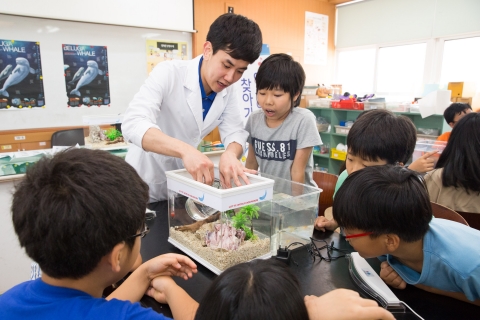 롯데월드 샤롯데봉사단이 개원기념일을 맞아 평소 문화혜택이 적은 가은초등학교를 방문해 찾아가는 테마파크 아쿠아리움 행사를 진행했다