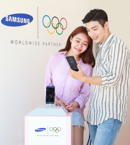 2016 브라질 리우데자네이루 올림픽 무선 통신 분야 공식 파트너인 삼성전자의 모델이 갤럭시 S7 엣지 올림픽 에디션을 소개하고 있다