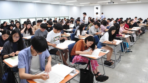 건국대학교가 2017학년도 신입생 수시모집 재외국민과외국인전형 필기고사를 15일 오전 서울 광진구 능동로 건국대 서울캠퍼스 상허연구관 등 10개 고사장에서 실시했다