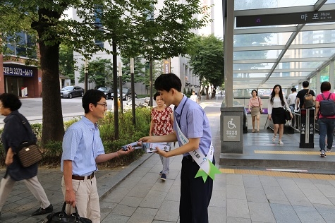 노사발전재단이 20일 장년근로자의 평생현역준비를 위한 거리캠페인을 서울, 부산 등 전국 12개 지역에서 동시다발로 진행했다