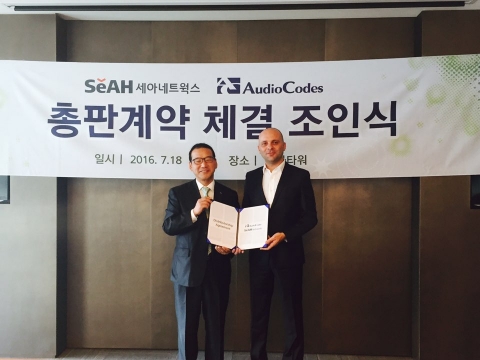 아비 파도 오디오코즈 APAC 사장과 박재모 세아네트웍스 전무가 총판계약을 체결하였다