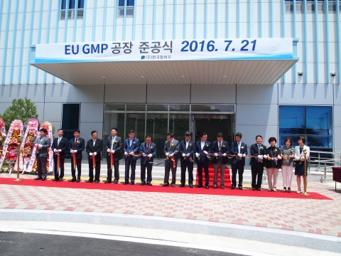 한국팜비오 충주 EU GMP공장 준공식에서 내외 귀빈들이 테이프 커팅식을 하고 있다
