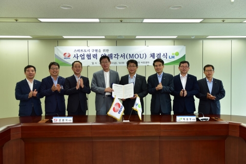 한국전력(사장 조환익)은 7월 22일(금) 오후4시 한전 아트센터에서 한국토지주택공사(LH)와 스마트시티 사업협력 양해각서(MOU)를 체결한다
