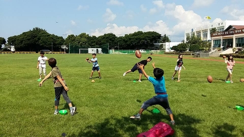 플래그풋볼 기본기 배운 다음 팀별 연습중인 제주 토산초등학교 어린이들