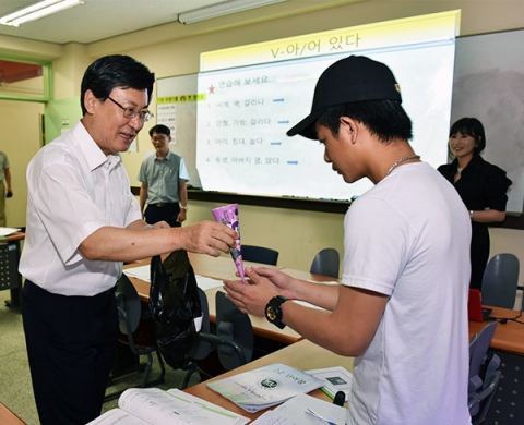 학생들에게 직접 아이스크림을 나눠주며 응원하는 호원대학교 강희성 총장