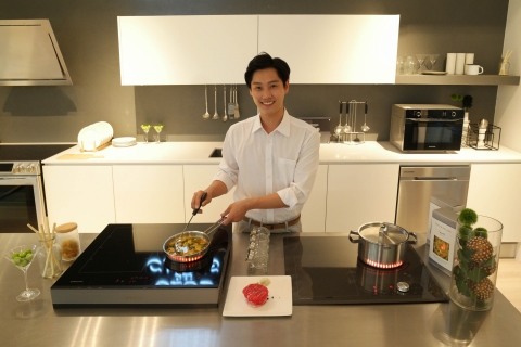 삼성전자 모델이 2일 삼성전자 수원사업장 생활가전사업동 프리미엄하우스에서 (왼쪽부터) 전기레인지 인덕션과 셰프컬렉션 인덕션 전기레인지를 활용해 요리를 하고 있다