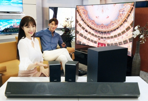 삼성전자 모델들이 3일 논현동 삼성 디지털프라자 강남본점에서 돌비 애트모스 기술을 적용한 사운드바 HW-K950를 소개하고 있다