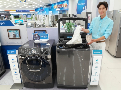 삼성전자 모델이 3일 삼성 디지털프라자 수원본점에서 블랙 캐비어 색상의 액티브워시와 애드워시 신제품을 소개하고 있다