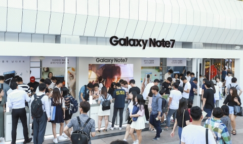 서울 삼성동 코엑스 몰에 마련된 행사장에서 많은 소비자들이 갤럭시 노트7의 혁신 기능을 체험하고 있다