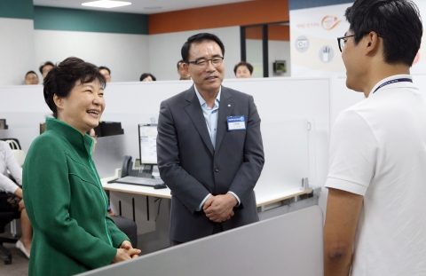 박근혜 대통령이 5일 오후 2시 서울 강남구 역삼로에 위치한 신한은행 스마트워킹센터를 방문해 신한은행 조용병 은행장(가운데)과 유연근무제로 근무하고 있는 신한은행 직원(오른쪽)과 함께 이야기를 나누는 모습