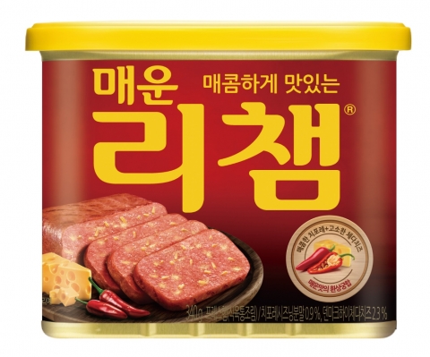 동원F&B가 업계 최초로 매운맛을 더한 고급 캔햄 매운리챔을 출시했다