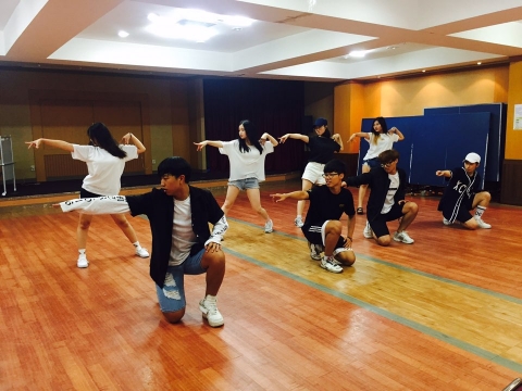 방학을 맞이하여 청소년들이 안중청소년문화의집 다목적실에 모여 구슬땀을 흘리며 춤 연습에 한창이다