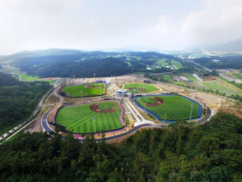 현대자동차가 부산 기장군과 조성한 국내 최대 규모의 사회인 야구장 기장-현대차 드림볼파크의 준공식이 10일 야구 테마파크에서 열린다