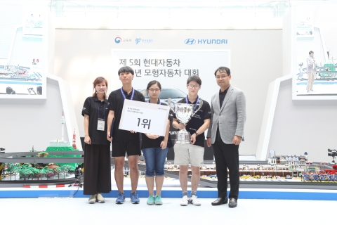 예당고 김선옥 교사, 정지용 군, 이승연 양, 류민우 군, 현대자동차 브랜드전략실 김민수 이사 (왼쪽부터)