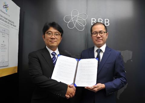 소명 융복합IoT사업팀장(사진 왼쪽)과 BBB 김재식 이사가 모바일 체외진단기기를 활용한 만성질환 관리 서비스 제공을 위한 업무협약을 체결 후 기념촬영을 하고 있다