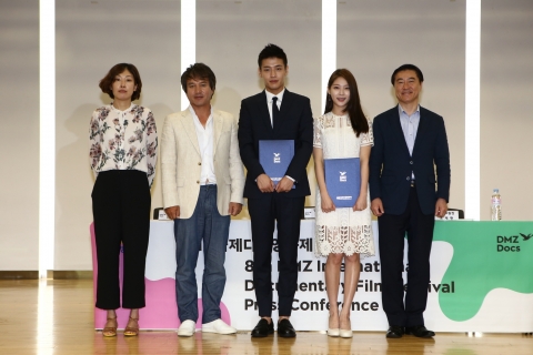 Lee Jae-yul, deputy governor of Gyeonggi Province, Cho Jae-hyun, executive director of the festival, programmer Park Hyemi and Kang Ha-neul and Gong Seung-yeon, Honorary Ambassadors at The 8th DMZ International Documentary Film Festival press conference