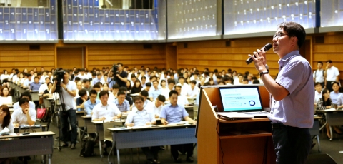 대한상공회의소와 김앤장 법률사무소가 18일 세종대로 상의회관에서 공동개최한 ‘김영란법 시행과 기업 대응과제 설명회’에서 조두현 국민권익위원회 법무보좌관이 ‘법령 주요내용’에 대해서 설명하고 있다