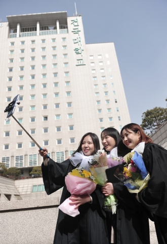 건국대학교가  2016년도 후기 학위수여식을 개최한다