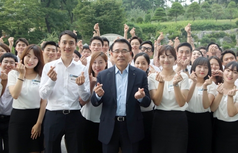 지난 19일 조용병 신한은행장(앞줄 정가운데)과 신입행원들이 경기도 기흥소재 신한은행 연수원에서 기념촬영을 하고 있는 모습이다