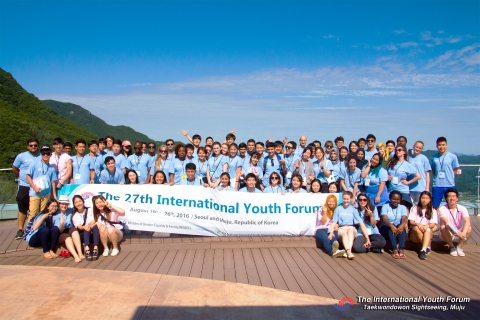 제27회 국제청소년포럼이 서울과 무주에서 열리고 있는 가운데 21일 무주 태권도원 전망대에서 30개국 90명의 대학생, 청소년 참가자들이 기념촬영을 하고 있다