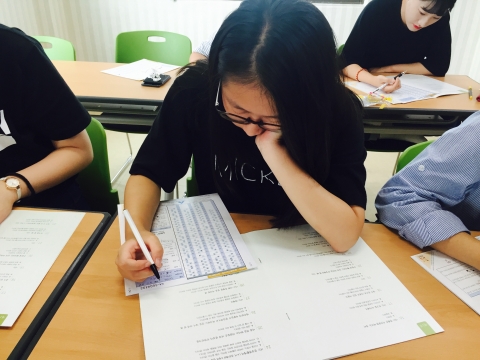 최지혜 학생이 성격유형검사지를 진지하게 읽어보고 있다