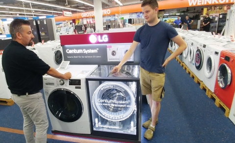 독일 베를린 시내의 가전매장을 찾은 고객들이 저진동, 고효율을 구현한 센텀 시스템을 적용한 드럼세탁기를 둘러보고 있다