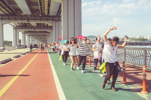 서울문화재단이 춤을 통해 시민들이 자유롭게 표현하는 ‘서울댄스프로젝트’의 일환으로 3일부터 17일까지 토요일마다 100여 명의 ‘춤단’이 도심 곳곳에서 춤을 추는 ‘게릴라춤판’을 선보인다