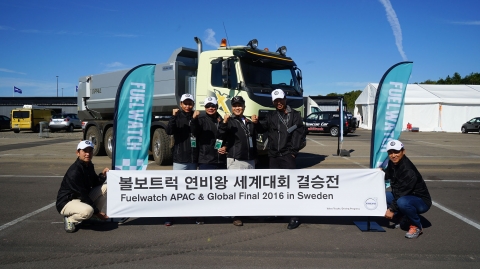 김영재 볼보트럭코리아 사장(뒷줄 왼쪽 세 번째)과 볼보트럭 2016 아·태지역 연비왕 대회의 한국 대표 참가자들이 대회가 진행된 스웨덴 할란드 주 팔켄베리의 서킷에서 기념사진을 촬영하고 있다