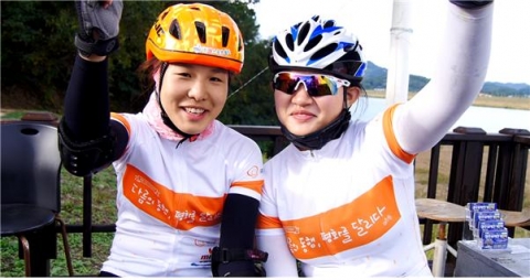 자전거 평화여행에 참가 중인 청소년들