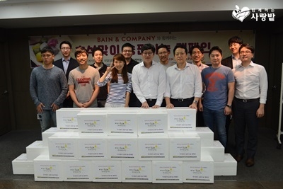 베인앤컴퍼니가 9일 실천하는 NGO 함께하는 사랑밭이 진행하는 추석맞이 송편 빚기와 배냇저고리 캠페인에 참여했다