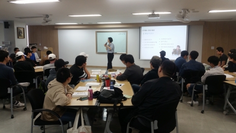 김지희대표가 사회복무요원들에게 분노조절을 강의하고 있다