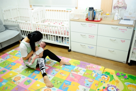 베이비박스 자원봉사자와 보호 중인 아기