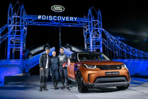 랜드로버가 기네스 기록을 경신한 초대형 레고에서 7인승 SUV 디스커버리 신형을 공개했다