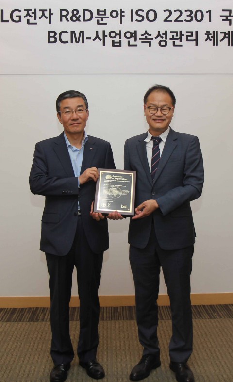 LG전자 가산R&D캠퍼스가 생활가전 연구개발 분야 최초로 국제인증기관인 영국표준협회로부터 사업연속성관리체계 인증을 획득했다. LG전자 이감규 부사장(왼쪽)과 BSI코리아 이종호 대표이사가 기념 촬영을 하고 있다