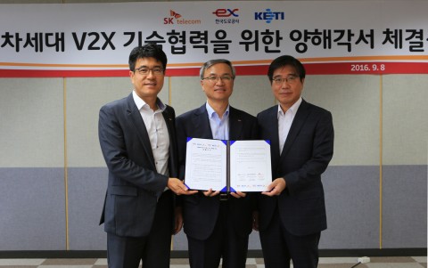 SK텔레콤의 박진효 네트워크기술원장(왼쪽부터)과 한국도로공사의 최윤택 R&D 본부장, 한국전자부품연구원의 윤명현 정보통신미디어연구 본부장이 차세대 차량통신 기술 협력을 위한 상호양해각서를 체결하고 있다