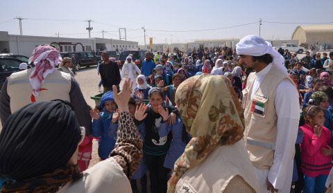 샤르자 국왕의 부인 샤르자 셰이카 자와헤르 알 카시미가 요르단  알 자타리 난민캠프를 방문하고 있다
