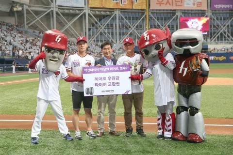 왼쪽부터 손병수 씨, 넥센타이어 마케팅팀 이석훈 팀장, 신운호 씨