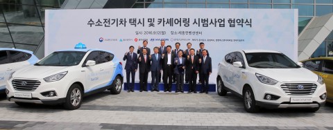현대자동차는 산업통상자원부 주형환 장관, 정진행 사장 등이 참석한 가운데 올해 말부터 울산 지역 수소전기차 택시 시범사업, 광주 지역 수소전기차 카셰어링 시범사업을 위한 양해각서를 각각 체결했다
