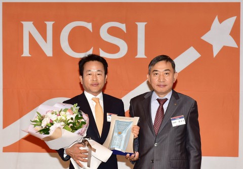 하나투어 김진국 대표이사(왼쪽)가 2016 NCSI 여행사 서비스업 부문 1위 수상 후 기념사진을 찍고 있다