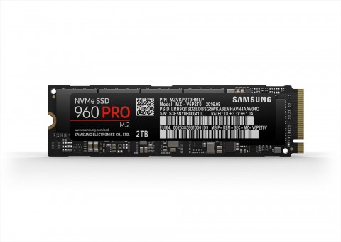 삼성전자가 3세대 V낸드를 탑재해 성능을 크게 높인 960 PRO를 공개하며 소비자용 NVMe SSD 시장 확대에 나섰다