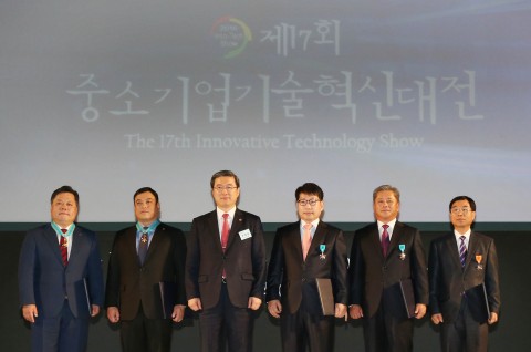 대한상공회의소와 중소기업청이 21일 코엑스에서 열린 제17회 중소기업 기술혁신대전 시상식에서 중소기업 품질혁신을 이끈 기술인재와 기업에 정부포상을 수여했다