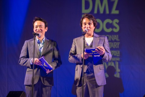 Governor Nam Gyeong-pil of Gyeonggi-do and  Cho Jae-hyun, executive director of the festival at the 2015 7th DMZ International Documentary Film Festival opening ceremony