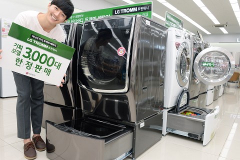 26일 서울 강서구 공항대로에 위치한 LG 베스트샵 강서본점 매장에서 모델이 트윈워시 주요 제품을 소개하고 있다