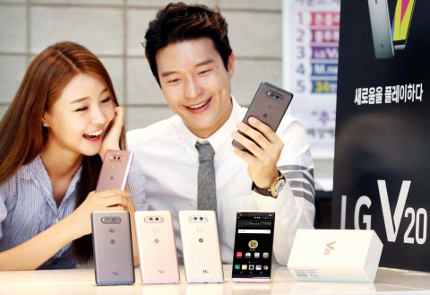 LG전자 모델이 국내 이동통신 3사를 통해 29일 출시된 전략 스마트폰 ‘LG V20’를 선보이고 있다