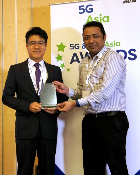 SK텔레콤은 27일(현지시간) 싱가포르에서 열리고 있는 ‘5G & LTE 아시아 어워즈 2016’에서 ‘5G 연구 최고 공헌상’과 ‘5G 연구발전 협력상’을 수상했으며, 같은 날 독일에서 개최된 ‘RANNY어워즈 2016’에서도 ‘최고 5G 선도’ 상을 수상했다