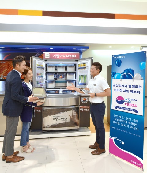 삼성전자 모델들이 28일 논현동 삼성 디지털프라자 강남본점에서 ‘삼성전자와 함께하는 코리아 세일 페스타’를 소개하고 있다