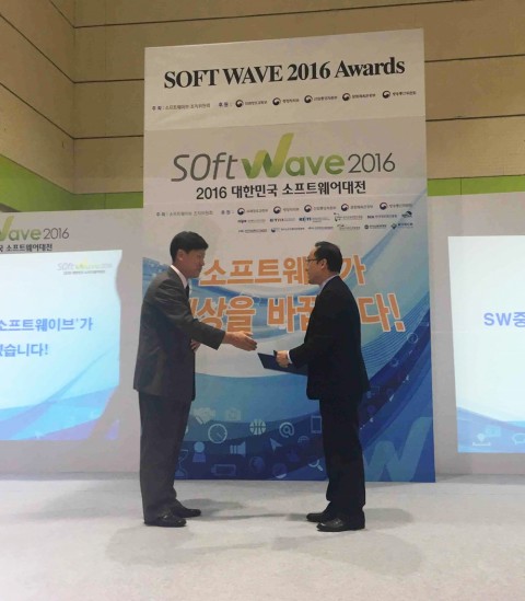 비즈플레이가 9월 26일부터 사흘간 서울 강남구 코엑스에서 열린 ‘소프트웨이브 2016’에서 참가 기업 가운데 가장 많은 관심과 호응을 얻어 &#039;소프트웨이브 대상’을 수상했다