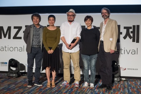 The Remnants(directed by Kim Il-rhan and Lee Hyuk-sang) won the Korean Documentary Award. From left Cho Jae-hyun, Lee Hyun-jung, Lee Hyuk-sang, Kim Il-rhan, Markus Nornes