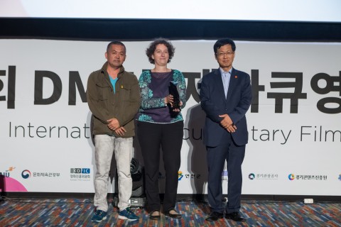 Those Who Jump, a documentary film from Denmark (directed by Abou Bakar Sidibe, Moritz Siebert, and Estephan Wagner), was honored with the White Goose Award. From left O Muel, Helene Coppel, Choi Sung